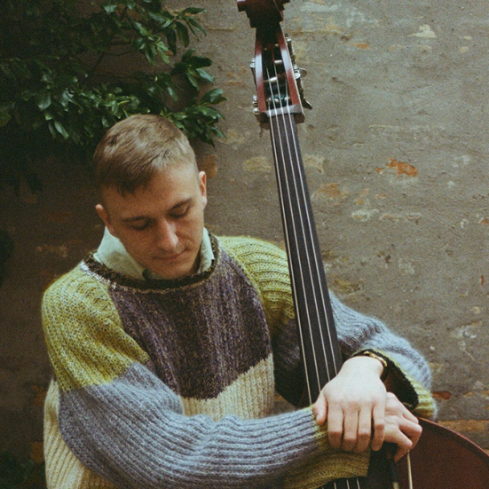 Foto af Albert Reinholdt Østergaard med sin kontrabas