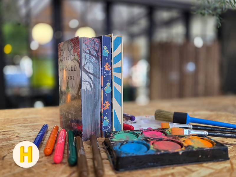 Foto af bøger, der er flot dekorerede