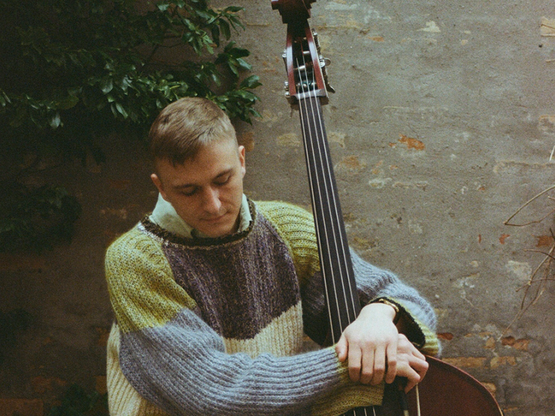 Foto af Albert Reinholdt Østergaard med sin kontrabas