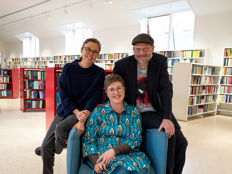 Foto af Anne, Frederik og Britt i biblioteksrummet